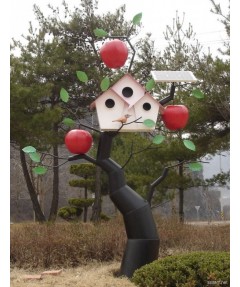 태양광 에너지로 흔들리는 사과가 달린 사과나무 키네틱아트 조형물