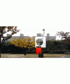 그래픽적인 사각 구조물이 진자처럼 흔들리는 무브먼트 아트 키네틱조형물