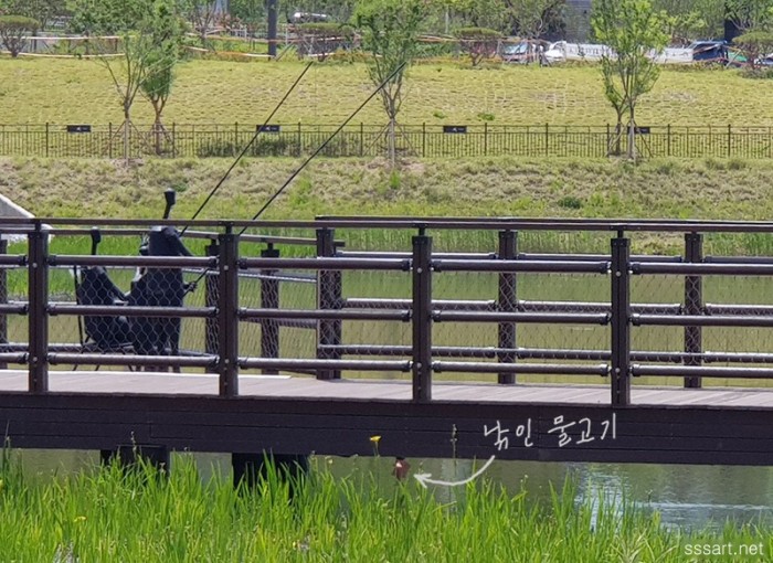 낚시하는 사람들 조형물 - 워킹 테크 위 수변의 금속조형물 - 철이야기 낚시하는 사람들 금속조형물 - 워킹 테크 수변 스테인리스(스텐) 작품
