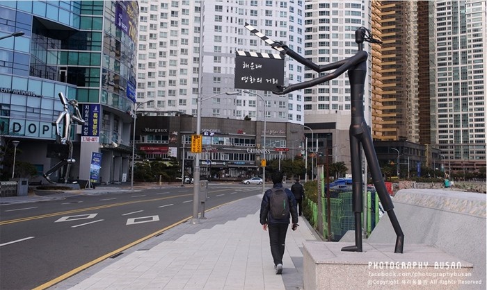 영화 슬레이트 여자 조형물 - 해운대 영화의 거리 입구 금속조형물 - 철이야기 해운대 영화의거리 영화 입구 금속조형물 - 영화 슬레이트 여자 조형물