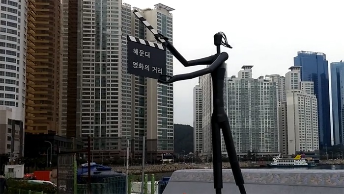 영화 슬레이트 여자 조형물 - 해운대 영화의 거리 입구 금속조형물 - 철이야기 해운대 영화의거리 영화 입구 금속조형물 - 영화 슬레이트 여자 조형물