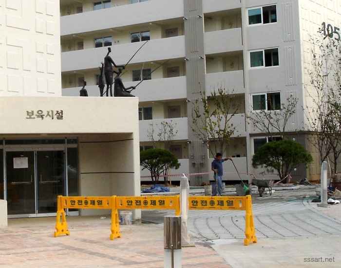 낚시하는 사람들 - 웃음을 선사하는 해학적인 스테인리스(스텐) 금속조형물 - 철이야기 낚시하는 사람들 조형물 - 기다란 낚시대 스테인리스(스텐) 조각 작품
