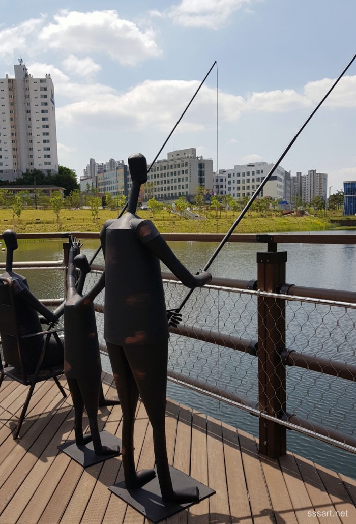 낚시하는 사람들 조형물 - 워킹 테크 위 수변의 금속조형물 - 철이야기 낚시하는 사람들 금속조형물 - 워킹 테크 수변 스테인리스(스텐) 작품