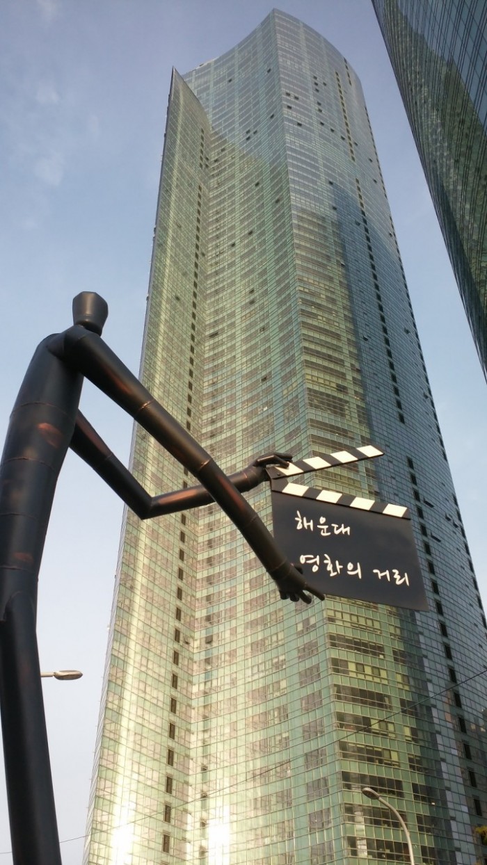 영화 슬레이트 남자 조형물 - 해운대 영화의 거리 입구 금속조형물 - 철이야기 해운대 영화의거리 영화 입구 금속조형물 - 영화 슬레이트 남자 조형물