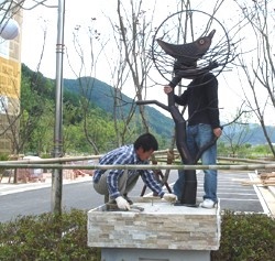 달과 새 조형물 - 나무 위에 피어난 동화 같은 금속조형물 - 새 둥지와 나무 (테마가 있는 조각품)