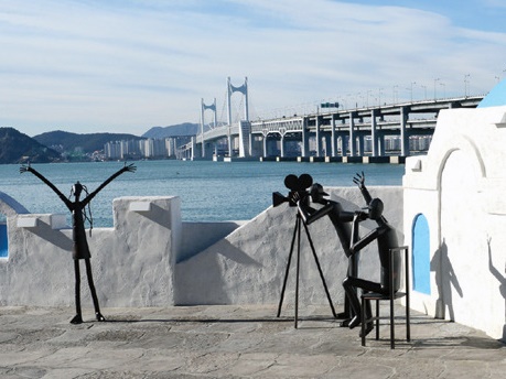영화 촬영하는 사람들 - 해운대 영화의거리 대표 포토존 금속조형물 - 철이야기 해운대 영화의거리 영화 촬영하는 사람들 - 산토리니 광장 포토존 금속조형물
