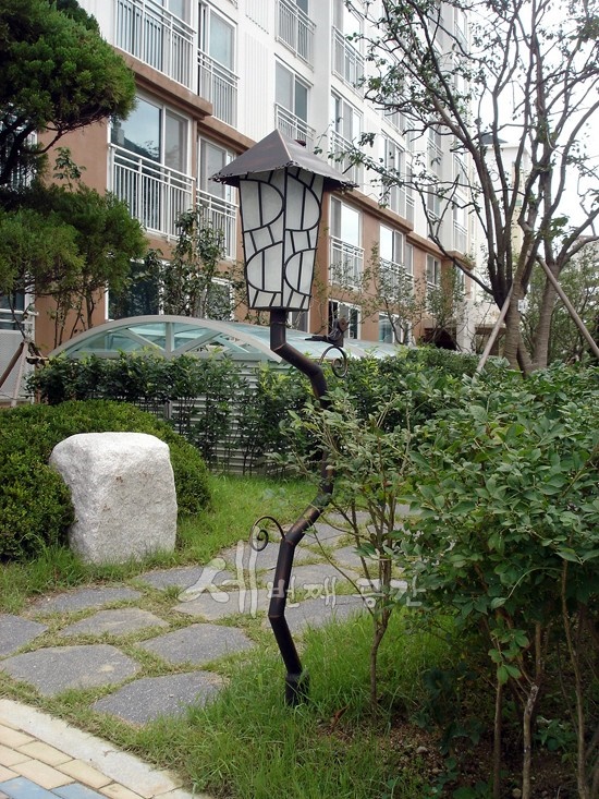 전통 문살 정원등 - 낮과 밤이 선사하는 이중 매력의 금속조형물 - 철이야기 전통 문살 정원등 - 현대적 재해석 정원 조명
