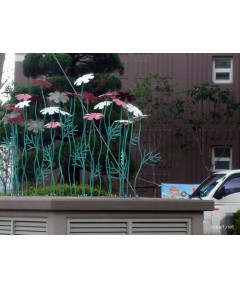 철이야기 코스모스 꽃밭 - 일곱 잎 콘크리트 공간 금속조형물