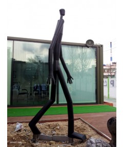 철이야기 잔디밭 걸어가는 사람 - 생략과 절제의 미학 스테인리스(스텐) 금속조형물