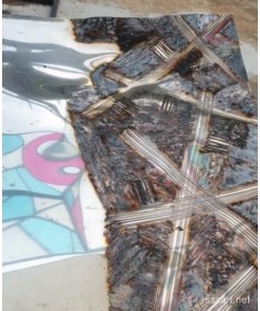 반짝이는 스테인리스 스틸 철판에 버닝을 하고 있습니다
