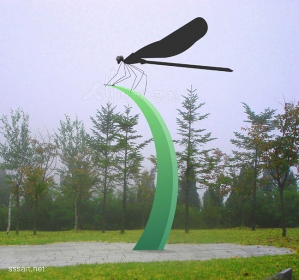 Water dragonfly - Symbol of pristine nature and ecology · Metal insect sculpture